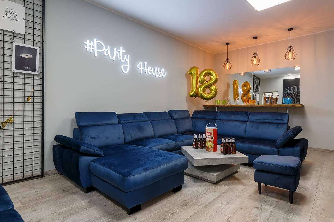 #partyhouse *