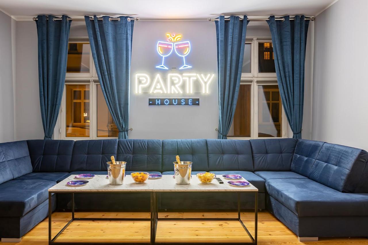 #partyhouse *