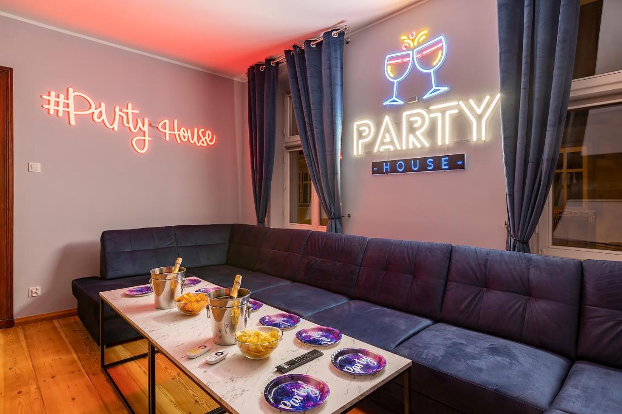 #partyhouse *